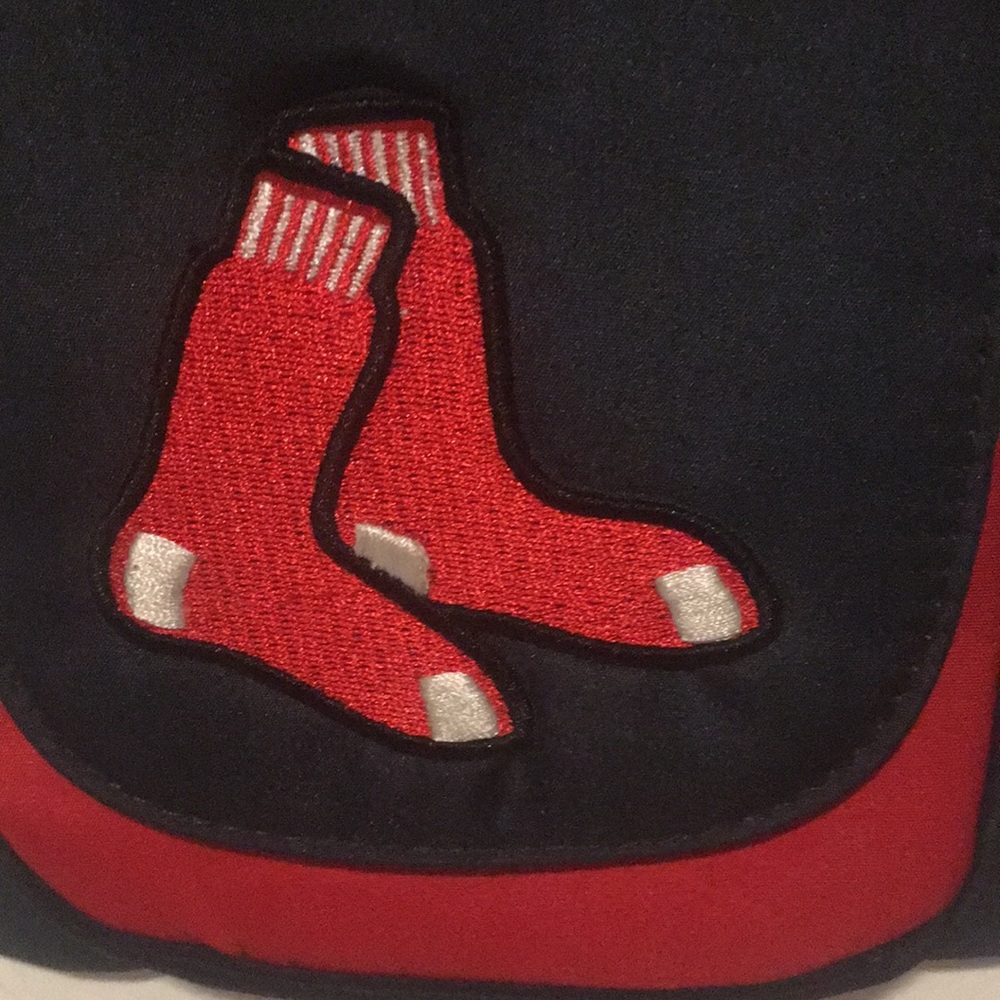 BOSTON RED SOX CROSSBODY GAME BAG / PURSE WITH ADJUSTABLE SHOULDER STRAP.